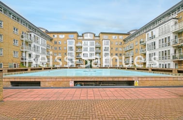 St. Davids Square, Isle of Dogs, London - Image 2