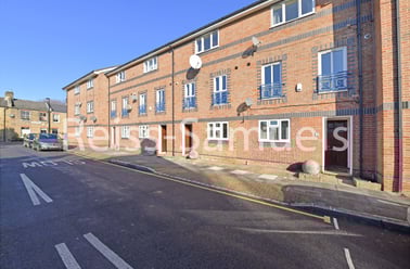 Cahir Street, Isle of Dogs, London - Image 3