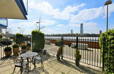 Newton Place, Isle of Dogs, London - Image 2