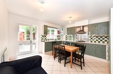 Ferry Street, Isle of Dogs, London - Image 3