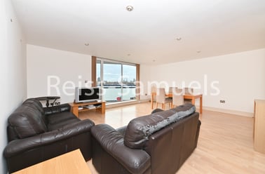 Newton Place, Isle of Dogs, London - Image 3