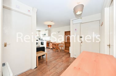 Ambassador Square, Isle of Dogs, London - Image 2