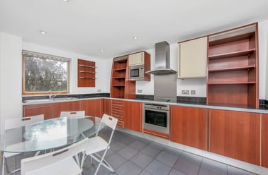 Newton Place, Isle of Dogs, London - Image 2