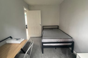 Old Spot Walk, Kingsholm, Gloucester - Image 3