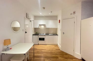 Bloemfontein Road, City Centre, London - Image 3