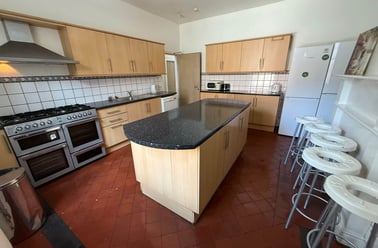 Headingley lane , Hyde park, Leeds - Image 3