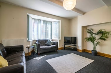 Harlaxton dr, Lenton, Nottingham - Image 3