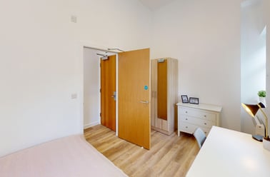 Bar Road, City Centre, Falmouth - Image 3