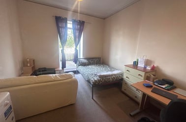 24 Woodland Terrace Flat 3 (students), Plymouth - Image 2
