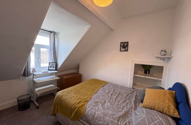 17 Headland Park Flat 2 (students), Plymouth - Image 3