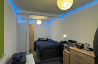 15 Headland Park (students), Plymouth - Image 3