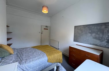 25 North Road East (students), Plymouth - Image 3