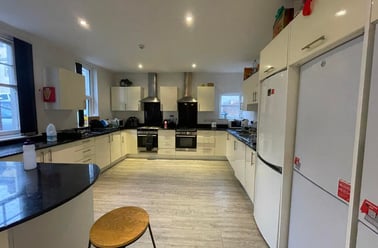 8 Queen Anne Terrace (students), Plymouth - Image 2