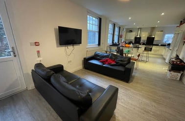 8 Queen Anne Terrace (students), Plymouth - Image 3