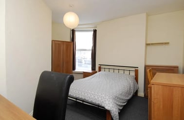 49a North Street (students), Plymouth - Image 3