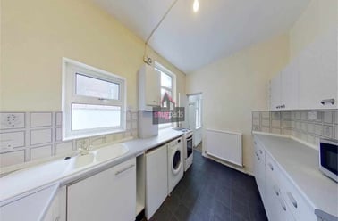 Salford, Irlams O' Th' Height - Image 2