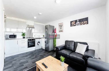 Salford, Irlams O' Th' Height - Image 2