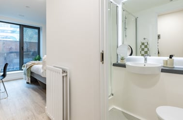 Ensuite Classic 5 Bed, Waterside, 58-62 Avon Street, City Centre, Bristol - Image 3