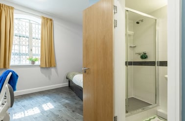 Standard En Suite, Depot Point, 15-27 Britannia Street, Camden, London - Image 3
