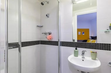 Classic En Suite, The Curve, 14 Fieldgate Street, Shoreditch, London - Image 3