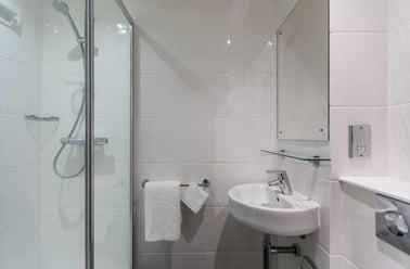 Silver Ensuite, Queens Court, 15 Queens Walk, City Centre, Reading - Image 3