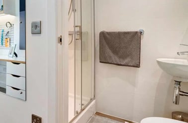 Ensuite Platinum, 27 Magdalen Street, New Town, Colchester - Image 3