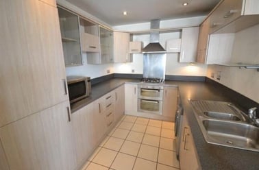 5bedrooms & 4bathrooms, City Centre, Leicester - Image 3