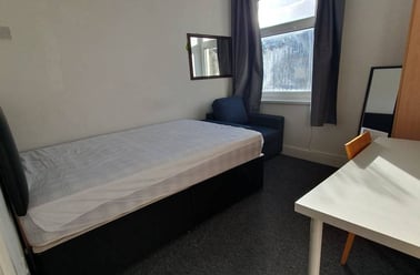  4, 20, Cathays, Cardiff - Image 2