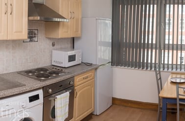 2 Bed Flat, Charles Street, Highfields, Leicester - Image 2