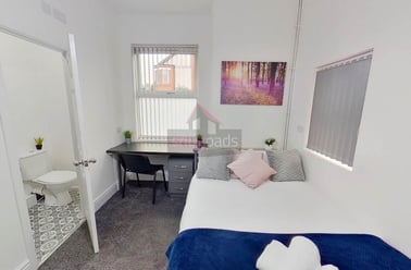 Salford, Ellesmere Park - Image 2