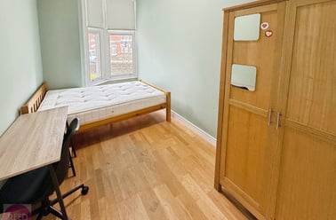 Derby Road, Lenton, Nottingham - Image 3