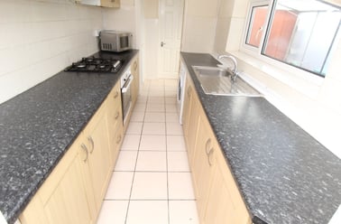 Montpelier Road (4 Bed), Dunkirk, Nottingham - Image 2
