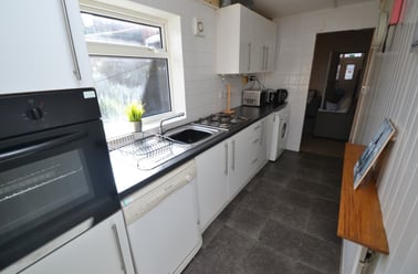Harley Street (3 Bed), Lenton, Nottingham - Image 2