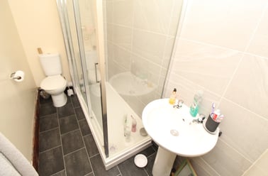 (5 Bed) Derby Road, Radford, Nottingham - Image 2
