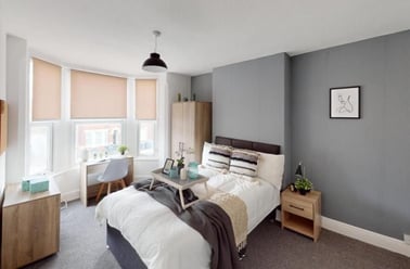 Queens Road East, Beeston, Nottingham - Image 3