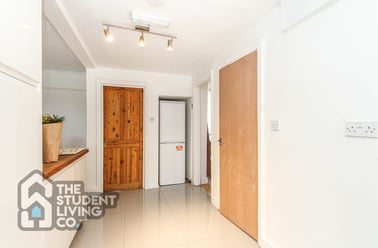 Queens Road East, Beeston, Nottingham - Image 3