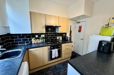 Station Parade, Kirkstall, Leeds - Image 3