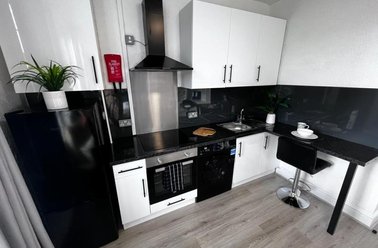 2 Regent Park Avenue, Rampart Road, Leeds - Image 2