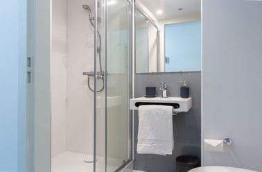 Large Classic Ensuite, The Croft, Cathedral Road, City Centre, Derby - Image 2
