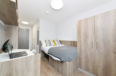 Attic Plus En Suite, The Mill House, 400 Gorgie Road, Gorgie, Edinburgh - Image 3