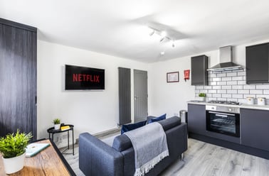 Queens Road, Hyde Park, Leeds - Image 2