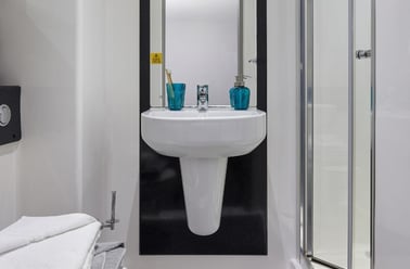 Premium 1 En-suite, Saw Mill, King's Mill Lane, City Centre, Huddersfield - Image 3