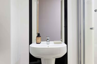 Premium 2 En-suite, Saw Mill, King's Mill Lane, City Centre, Huddersfield - Image 3