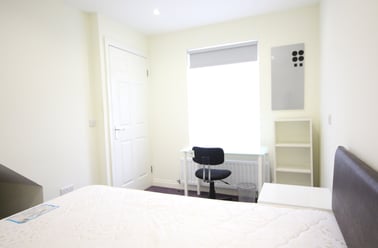 Gilesgate (L), Gilesgate, Durham - Image 3