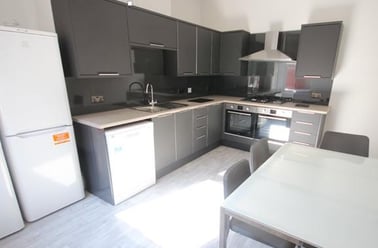 Manor Drive, Hyde Park, Leeds - Image 2