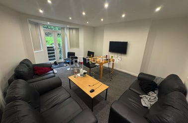 Ash Grove, Hyde Park, Leeds - Image 2