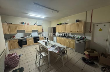 Belle Vue Road, Hyde Park, Leeds - Image 3