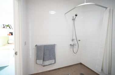 Accessible Ensuite, Riverside House, 100 Blackfriars Road, Salford, Manchester - Image 2