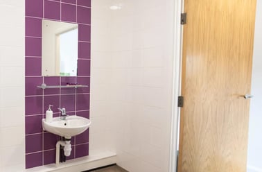 Accessible Ensuite, Riverside House, 100 Blackfriars Road, Salford, Manchester - Image 3