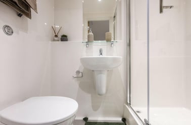 Deluxe En-suite, Raffles Hall, 3 James Street, Heslington, York - Image 3